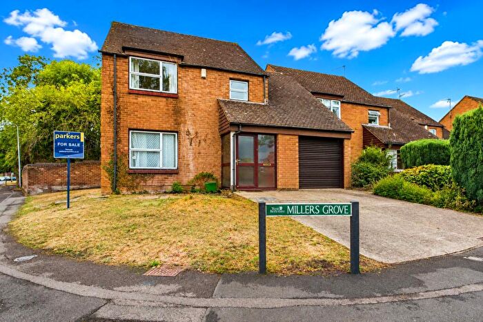 4 Bedroom Link Detached House For Sale In Millers Grove, Calcot, Reading, Berkshire, RG31