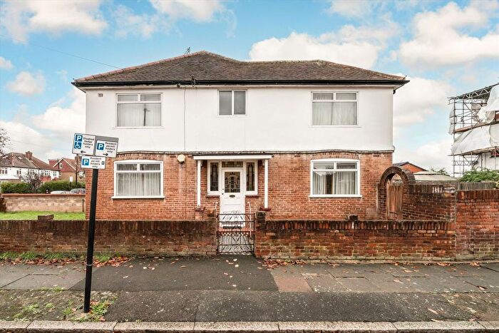 3 Bedroom Property To Rent In Central Avenue, Hounslow, TW3