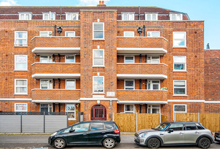 3 Bedroom Apartment For Sale In Hatfeild Mead, Morden, SM4