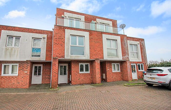 4 Bedroom Terraced House For Sale In Weston Lane, Weston, SO19