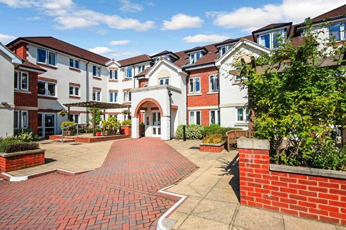 2 Bedroom Flat For Sale In Kings Road, Horsham, RH13