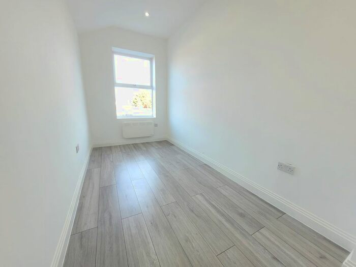 Studio To Rent In Swanfield Road, Waltham Cross, EN8