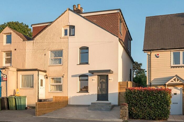 4 Bedroom End Terrace House For Sale In Queens Road, Maidstone, Kent, ME16