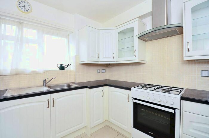 3 Bedroom Flat To Rent In Abbots Manor, Pimlico, London, SW1V