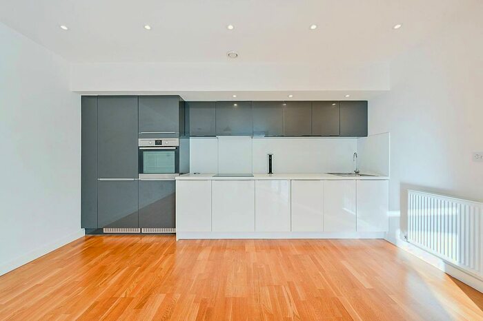 2 Bedroom Flat To Rent In Lakeside Drive, Park Royal, London, NW10