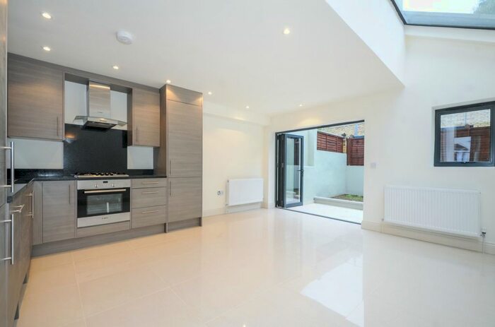 4 Bedroom Flat To Rent In Hannell Road, London, SW6