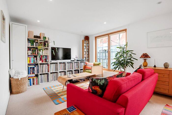 2 Bedroom Apartment For Sale In Barretts Grove, London, N16
