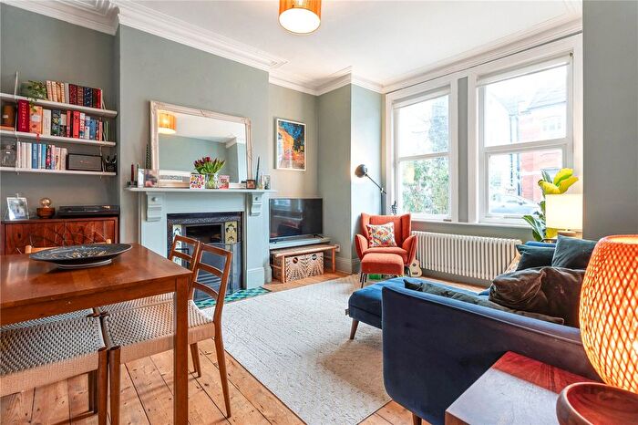 2 Bedroom Flat For Sale In Moring Road, London, SW17