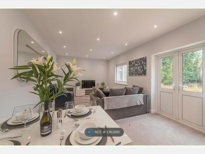 1 Bedroom Flat To Rent In Kennel Ride, Ascot, SL5