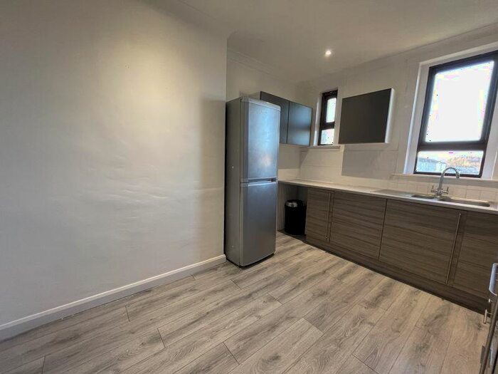 3 Bedroom Flat To Rent In Broomyknowe Drive, Deans, Livingston, EH54