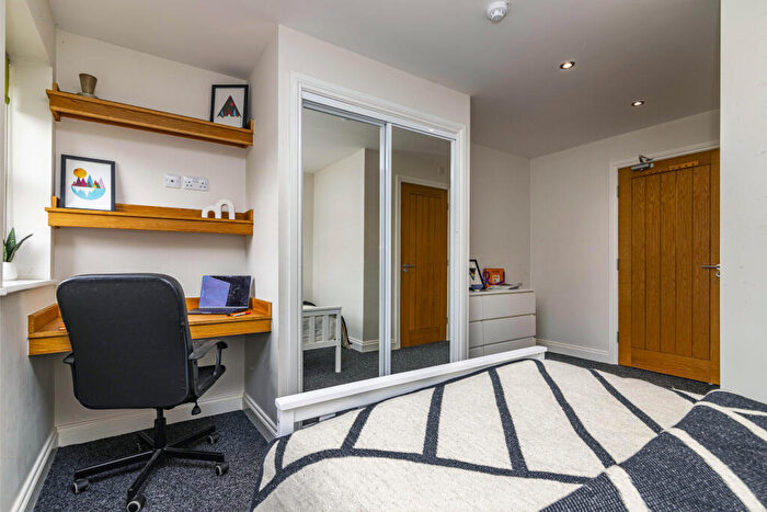 4 Bedroom Flat To Rent In Flat, Lord Tennyson House, LN1