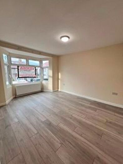 3 Bedroom Flat To Rent In Western Road, Southall, UB2