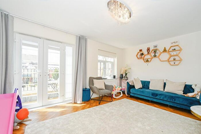 4 Bedroom End Of Terrace House For Sale In Homington Terrace, Swindon, SN3