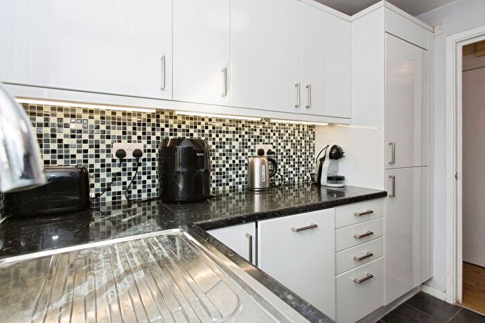 2 Bedroom Flat For Sale In Corrie Road, Cambridge, Cambridgeshire, CB1