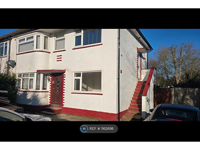 2 Bedroom Maisonette To Rent In Fairway Avenue, Borehamwood, WD6