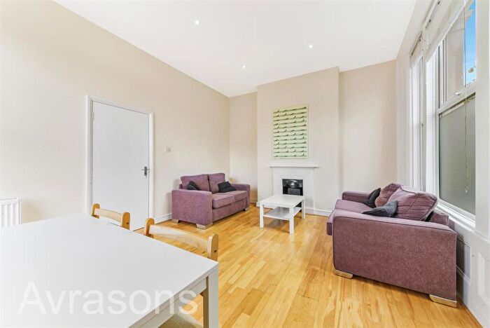 3 Bedroom Flat To Rent In Lilford Road, Brixton, London, SE5