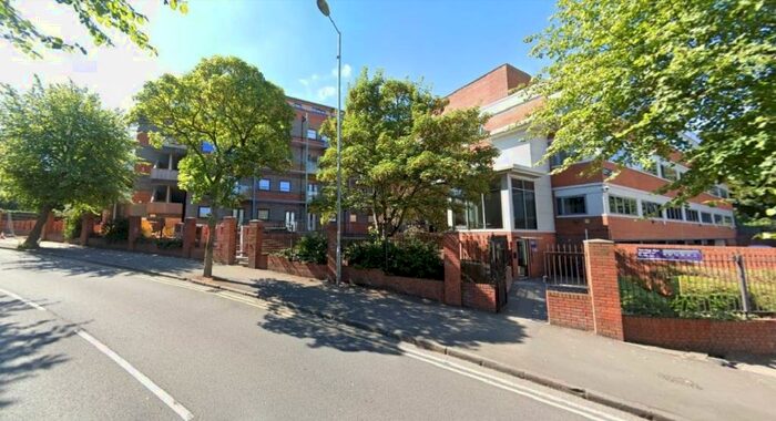 Apartment To Rent In Victoria Road, Swindon, SN1