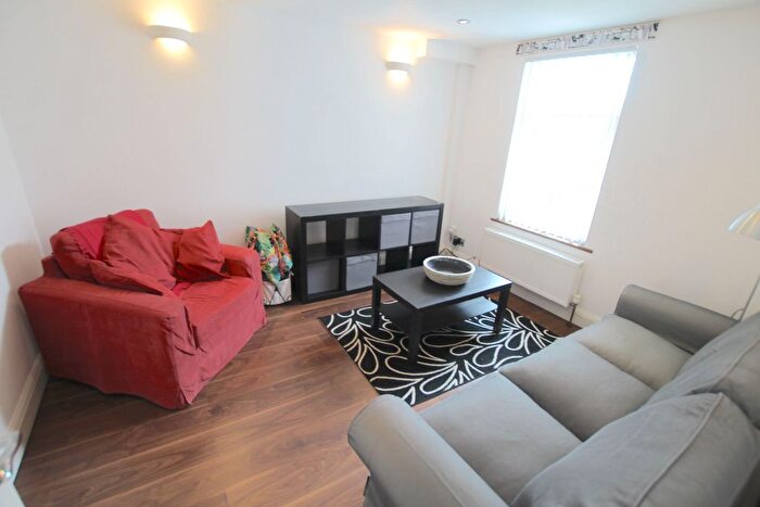 3 Bedroom Flat To Rent In Long Lane, East Finchley, London, N2