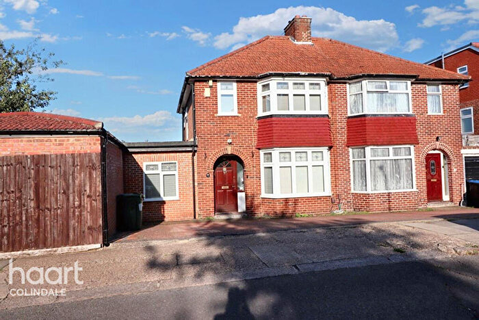 4 Bedroom Semi Detached House For Sale In Rydal Gardens, NW9