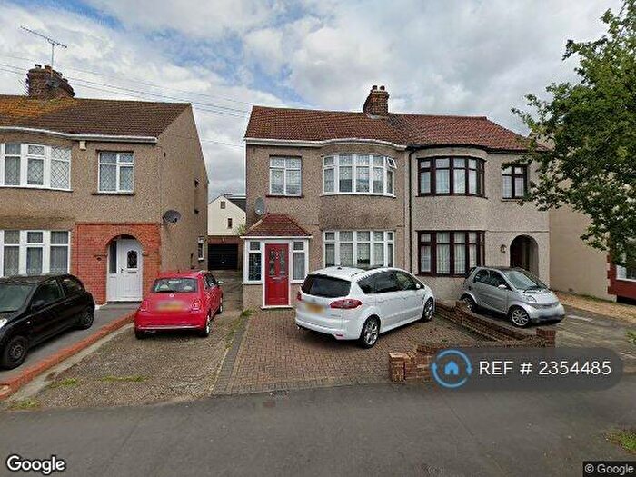 3 Bedroom Semi-Detached House To Rent In Standen Avenue, Hornchurch, RM12