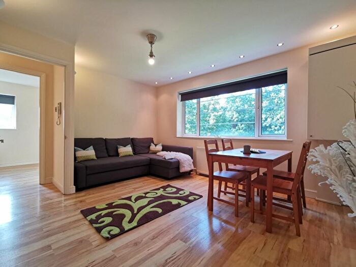 2 Bedroom Apartment To Rent In Bed Flat Wembley Hill Road, HA9