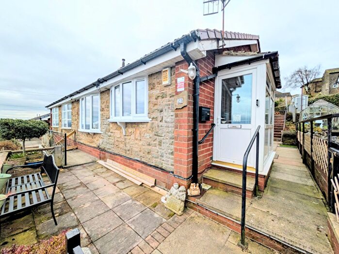 2 Bedroom Semi-detached Bungalow For Sale In Frensham Grove, Bradford, BD7