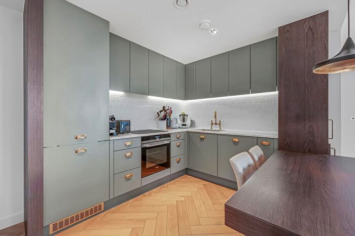 2 Bedroom Flat To Rent In West Hampstead Square, London, NW6