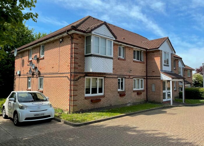 2 Bedroom Flat To Rent In Bornedene, Potters Bar, EN6