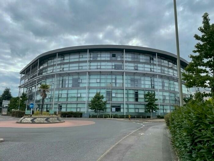 Flat To Rent In Station Road, Addlestone, KT15