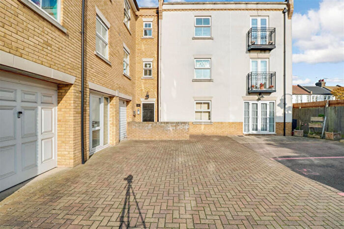 2 Bedroom Apartment For Sale In Forge Way, Southend-on-sea, SS1