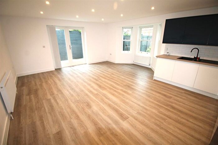 3 Bedroom Flat To Rent In Rugby Road, Worthing, BN11