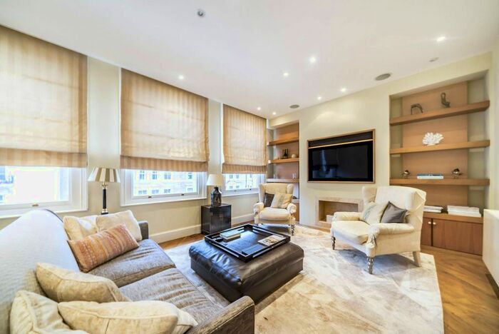 3 Bedroom Maisonette To Rent In Queens Gate, South Kensington, London, SW7