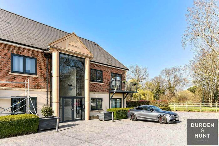 3 Bedroom Flat To Rent In Woolston Manor, Chigwell, IG7