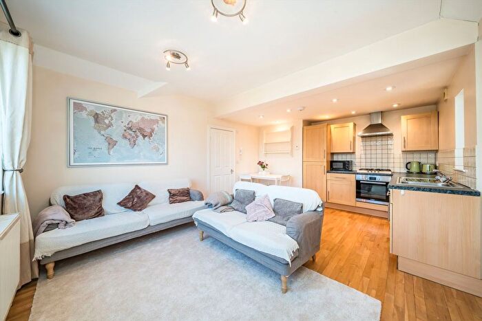 3 Bedroom Flat For Sale In Ashbourne Road, Tooting, CR4
