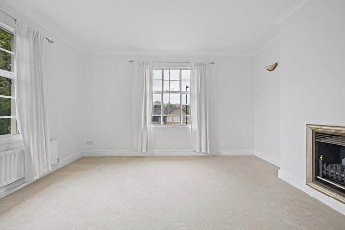 2 Bedroom Flat To Rent In Middle Lane, Crouch End, London, N8