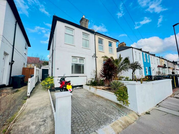 2 Bedroom End Of Terrace House To Rent In The Drive, CR7