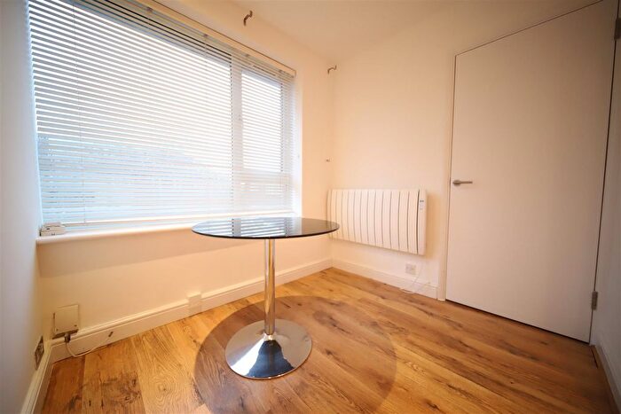 1 Bedroom Flat To Rent In Winchmore Hill Road, London, N21