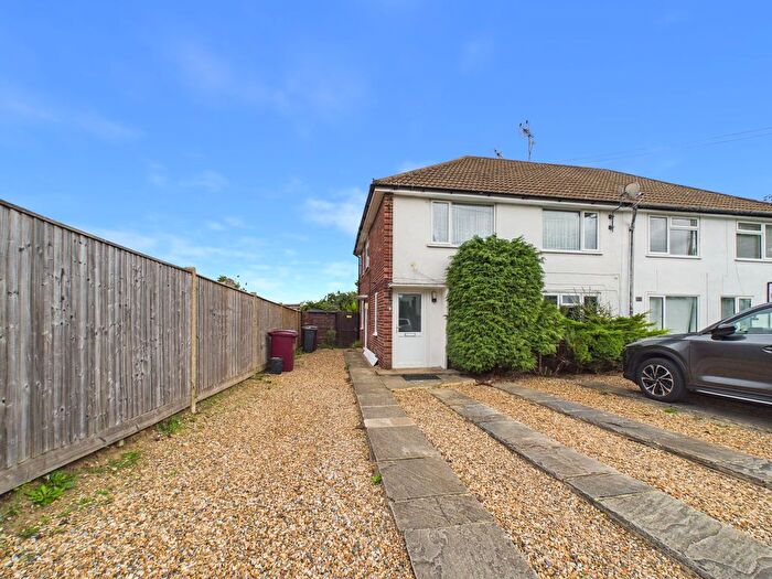 2 Bedroom Maisonette For Sale In Lyndhurst Road, Tilehurst, RG30