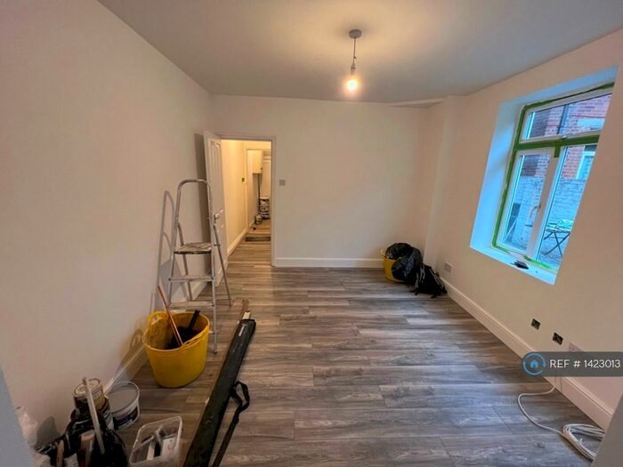 Studio To Rent In Walm Lane, London, NW2