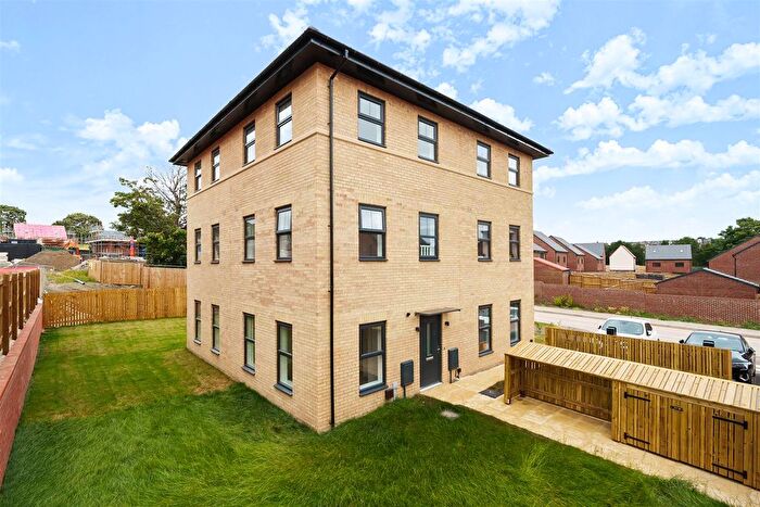2 Bedroom Town House To Rent In Iris Crescent, Seacroft, LS14