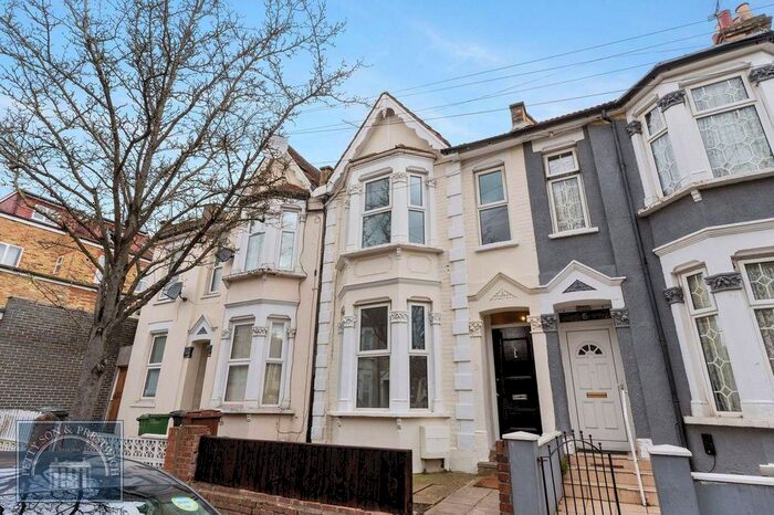3 Bedroom Property To Rent In Leslie Road, London, E11
