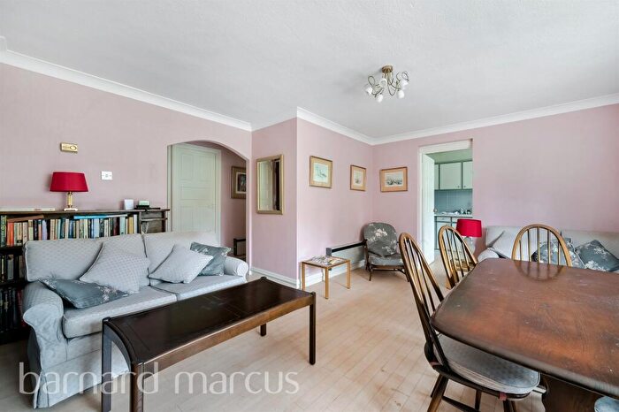 2 Bedroom Apartment For Sale In Anselm Close, Croydon, CR0