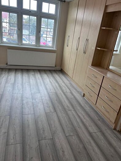 3 Bedroom Maisonette To Rent In Great West Road, Hounslow, TW4