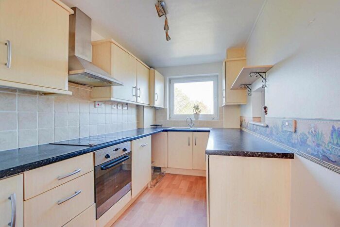 2 Bedroom Flat For Sale In Lyndhurst Court, Stoneygate, Leicester, LE2