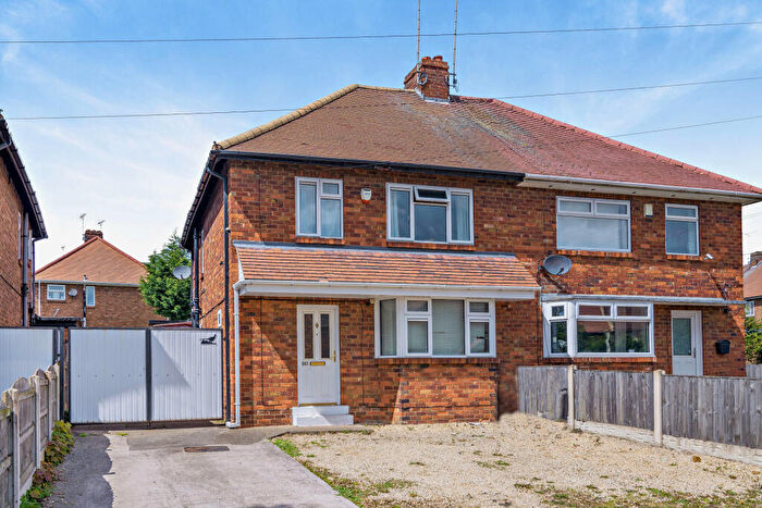 3 Bedroom Semi Detached House For Sale In Shaftsbury Avenue, Woodlands, DN6