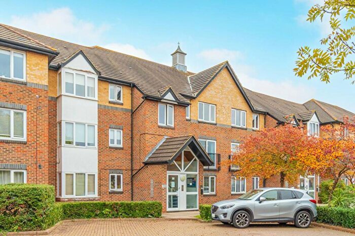 2 Bedroom Flat For Sale In Cotswold Way, Worcester Park, KT4