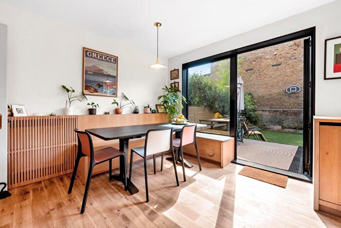 4 Bedroom Flat For Sale In Brooke Road London, N16