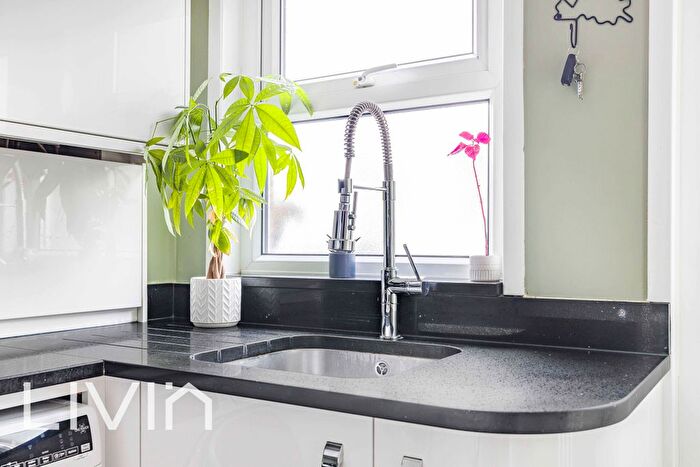 2 Bedroom End Of Terrace House For Sale In Ravenswood Road, Croydon, Surrey, CR0