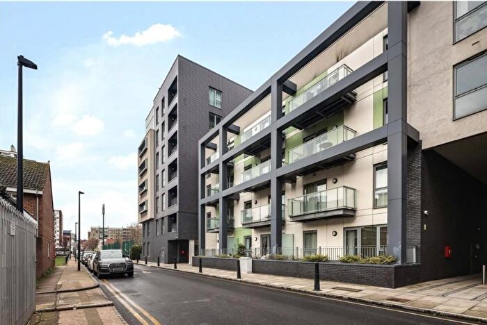 3 Bedroom Flat To Rent In Hodgeson House, Christian Street, Whitechapel, London, E1
