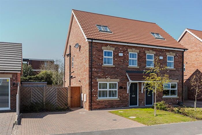 3 Bedroom Semi-Detached House To Rent In Falcon Way, Brigg, DN20